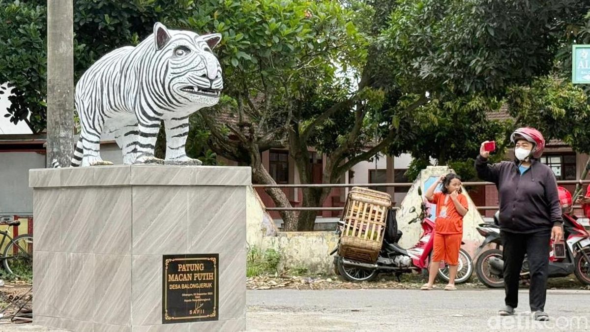 Patung Macan Putih Viral di Kediri Pakai Anggaran Siapa?
