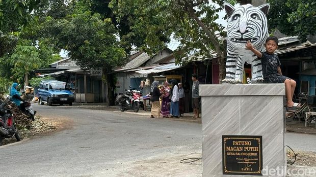 Patung Macan Putih di Kediri yang viral memiliki bentuk unik