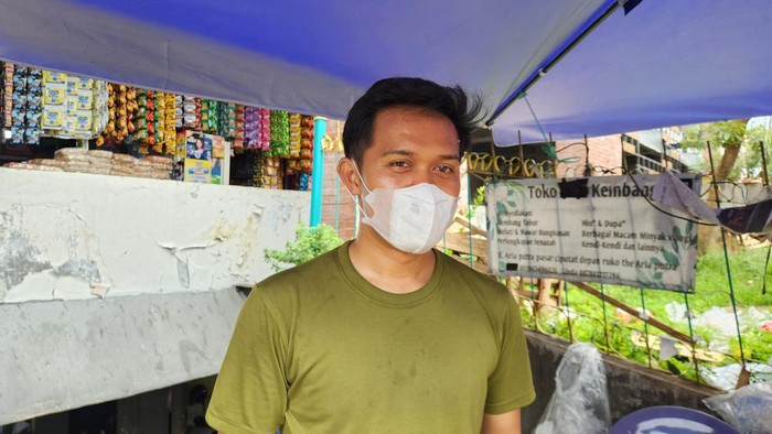 Pedagang Bunga di Ciputat Ngeluh Dagangan Dilalati Gegara Tumpukan Sampah