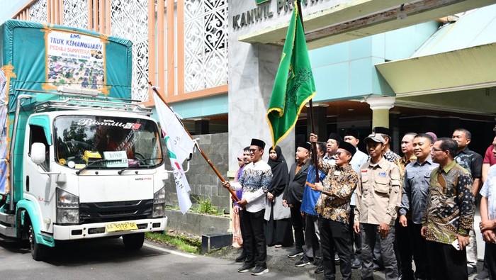 Pelepasan bantuan untuk bencana di wilayah Sumatera di Kanwil Kemenag Sumsel.