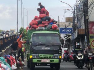 Kondisi Darurat, Sampah Numpuk di Tangsel Dikirim ke TPAS Cilowong Serang