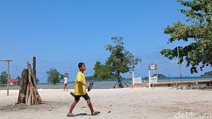 -Penapakan Pantai Vio Vio, Batam. (Alamudin)