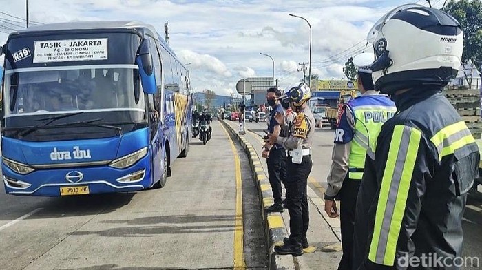 Lalin Padat, Polisi Terapkan One Way dari Simpang Ratu-Exit Tol Parungkuda