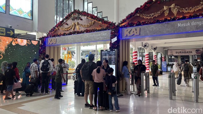 Situasi Arus Balik Hari Terakhir Nataru di Sejumlah Stasiun KA Surabaya
