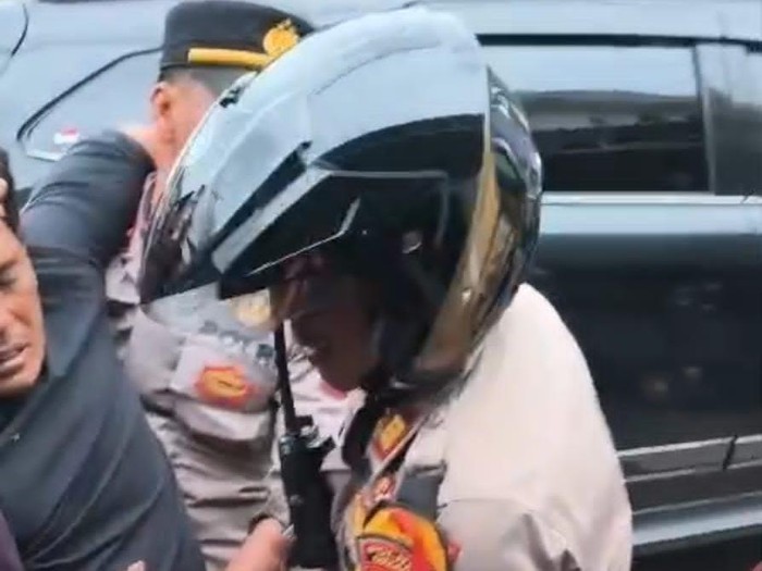 Gerak Cepat Polisi Kawal Warga Sakit Saat Terjebak Macet di Lembang