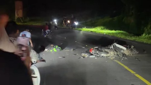 Petugas melakukan olah TKP kecelakaan yang melibatkan dua pemotor di Jalan Denpasar-Gilimanuk, tepatnya di wilayah Kecamatan Pekutatan, Jembrana, Bali, Jumat (26/12/2025). (Foto: Polres Jembrana)