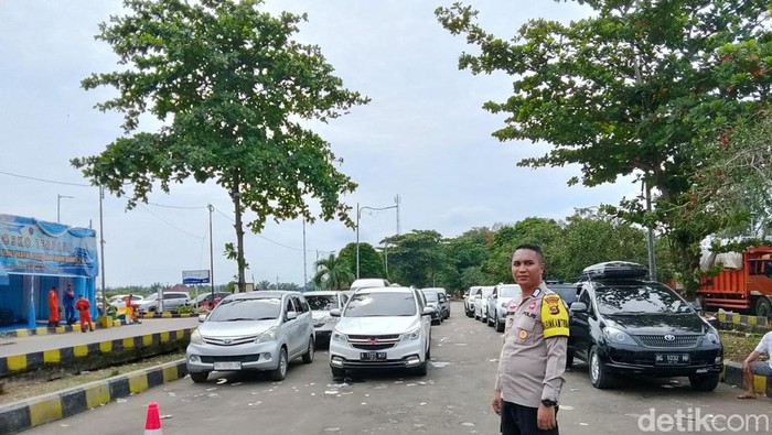 Petugas saat mengatur kendaraan di Pelabuhan Tanjung Api-Api