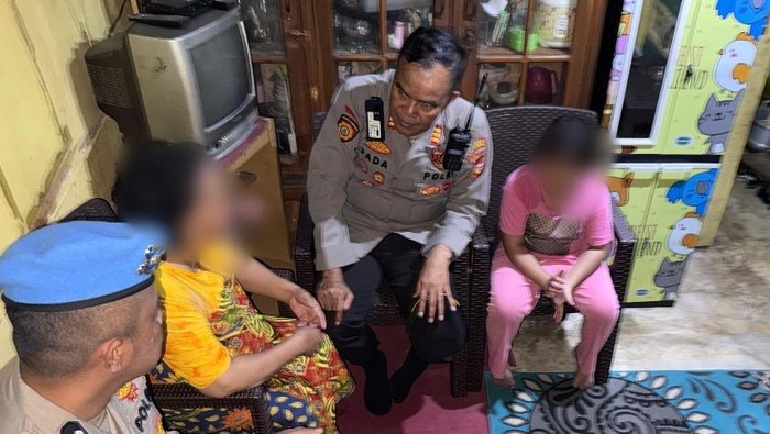 Polisi mendatangi rumah korban yang diduga dicabuli tetangga.
