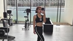 Gaya Prilly Latuconsina saat Gym Disorot, Pamer Perut Rata Pakai Sport Bra