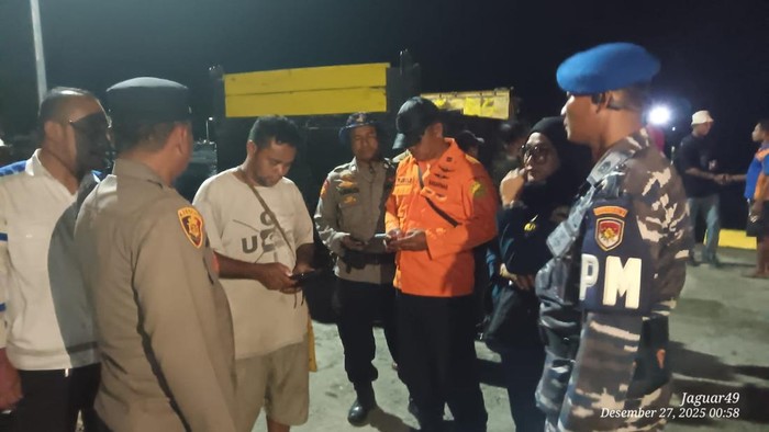 Truk Angkut Sampah Jatuh ke Laut di Papua Tengah, Sopir Tewas