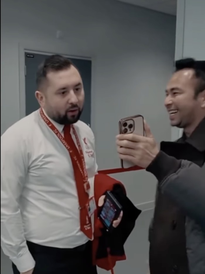 Raffi Ahmad pamer followers ke tour guide Stadion Anfield.