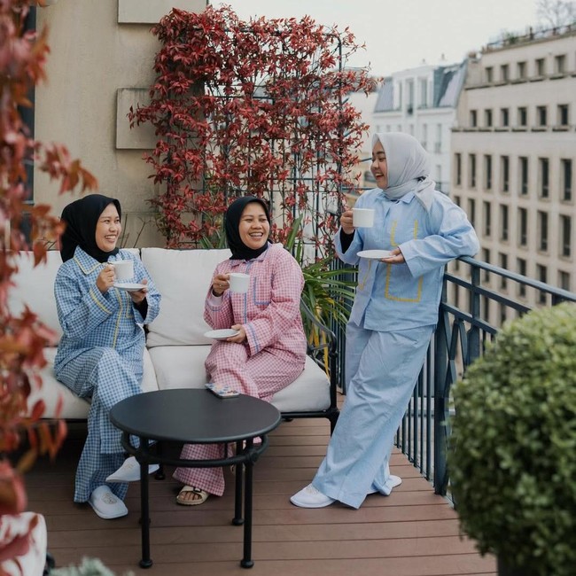 Santai Dulu! Gaya Asyik 3 Pengasuh Anak Raffi Ahmad-Nagita Ngeteh di Paris