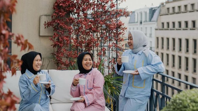 Santai Dulu! Gaya Asyik 3 Pengasuh Anak Raffi Ahmad-Nagita Ngeteh di Paris