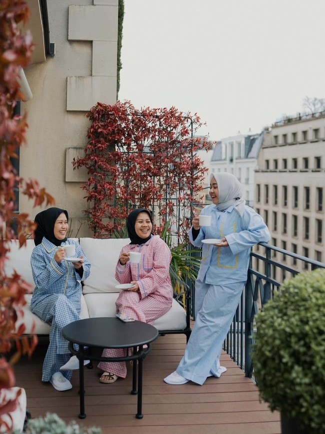 Santai Dulu! Gaya Asyik 3 Pengasuh Anak Raffi Ahmad-Nagita Ngeteh di Paris