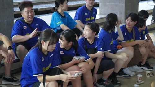 Sejumlah atlet saat pembukaan Bupati Buleleng Cup (BBC) 1 Badminton Open Tournament 2025 di Gedung Sasana Budaya, Singaraja, Jumat (26/12/2025) malam.  (Foto: Pemkab Buleleng)