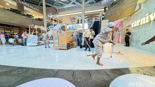 Sejumlah petugas membersihkan air menggenang di Icon Bali Mall Sanur, Denpasar, Sabtu (27/12/2025). (Foto: Maria Christabel/detikBali)