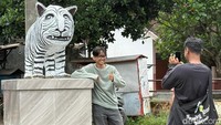 Viral Patung Macan Putih di Kediri Bermuka Lucu: Mirip Kuda Nil-Buat Selfie