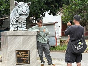 Viral Patung Macan Putih di Kediri Bermuka Lucu: Mirip Kuda Nil-Buat Selfie