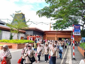Long Weekend Nataru, TMII Ramai Pengunjung Pagi Ini