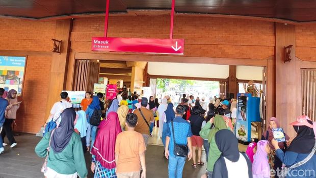 Suasana Taman Mini Indonesia Indah (TMII) saat long weekend liburan Nataru, Sabtu (27/12/2025) pagi. (Kurniawan/detikcom)