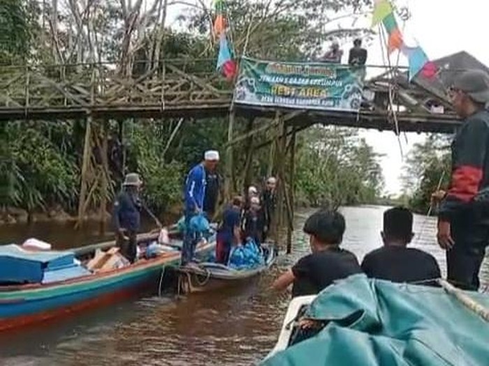 Taksi perahu membawa jemaah Haul Guru Sekumpul dari Katingan Kalteng ke Martapura Kalsel.