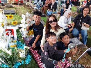 Tamara Tyasmara Rayakan Ulang Tahun Mendiang Anak di Makam
