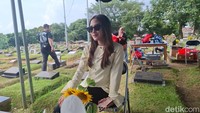 “Banyaklah pasti. Banyak yang dikangenin, semua hal pasti dikangenin. Apalagi soal anak ya. Hal kecil aja tuh pasti bakalan dikangenin. Antar sekolah, antar les, les bareng, apa semuanya pasti dikangenin,” beber Tamara saat ditemui di TPU Jeruk Purut, Jakarta Selatan pada Sabtu (27/12/2025). Foto: Febri/detikhot