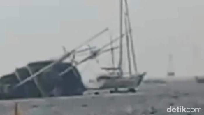 Angin Kencang dan Hujan Deras, Kapal Pinisi Tenggelam di Serangan Denpasar