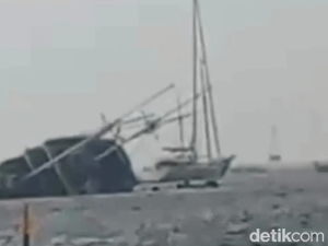 Video: Detik-detik Kapal Pinisi Tenggelam di Denpasar gegara Angin Kencang