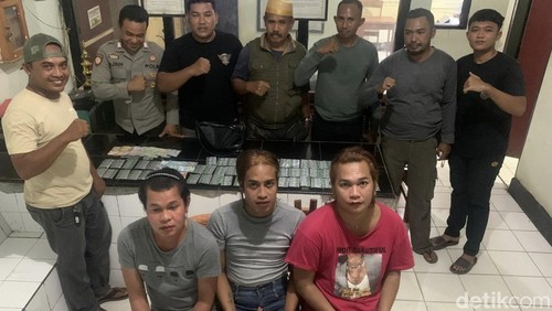 Tiga warga yang ditangkap karena menjadi bandar dan pengedar tramadol di wilayah Kecamatan Bolo, Kabupaten Bima, NTB, pada Jumat, (26/12/2025).
