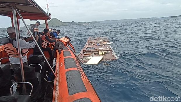 Tim SAR gabungan menemukan puing kapal pinisi Putri Sakinah yang tenggelam di Selat Pulau Padar, Taman Nasional Komodo, Labuan Bajo, Manggarai Barat, Sabtu (27/12/2025).