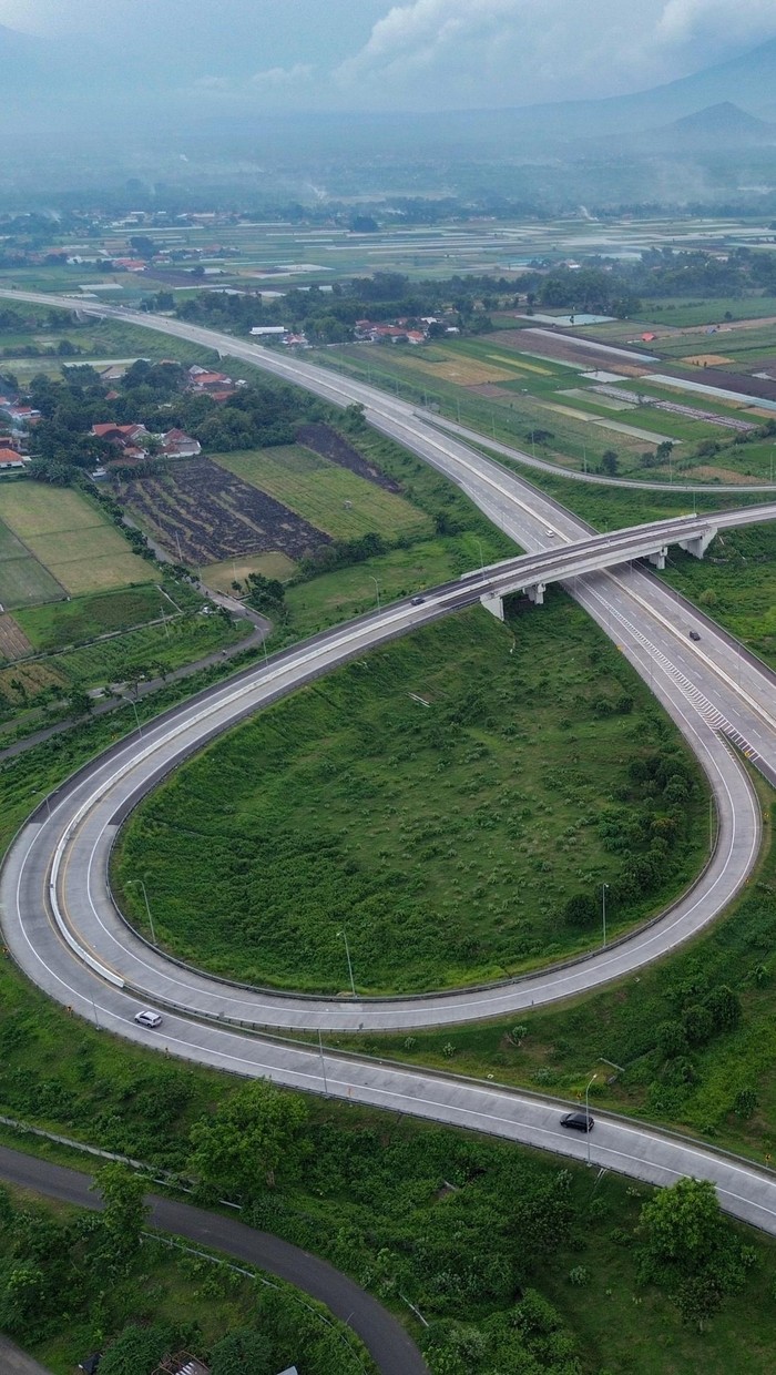 Sejumlah kendaraan melintas di gerbang Tol Probolinggo Timur, Probolinggo, Jawa Timur, Kamis (25/12/2025). Tol Probolinggo–Situbondo–Banyuwangi (Prosiwangi) segmen Gending–Paiton sepanjang 24,08 kilometer tersebut dibuka fungsional dengan tarif gratis yang beroperasi pada 20 Desember 2025 hingga 4 Januari 2026 dengan jam layanan pukul 06.00–16.00 WIB untuk menunjang kelancaran arus lalu lintas saat liburan Natal dan tahun baru 2026. ANTARA FOTO/Irfan Sumanjaya/nym.