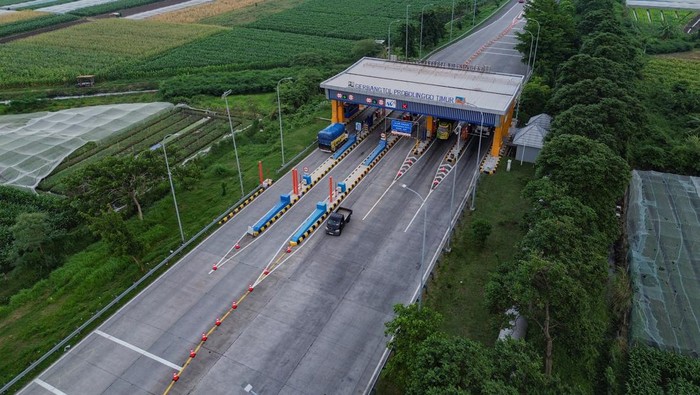 Sejumlah kendaraan melintas di gerbang Tol Probolinggo Timur, Probolinggo, Jawa Timur, Kamis (25/12/2025). Tol Probolinggo–Situbondo–Banyuwangi (Prosiwangi) segmen Gending–Paiton sepanjang 24,08 kilometer tersebut dibuka fungsional dengan tarif gratis yang beroperasi pada 20 Desember 2025 hingga 4 Januari 2026 dengan jam layanan pukul 06.00–16.00 WIB untuk menunjang kelancaran arus lalu lintas saat liburan Natal dan tahun baru 2026. ANTARA FOTO/Irfan Sumanjaya/nym.
