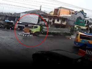 Video Rekaman CCTV Truk Rem Blong Tabrak Ruko di Wonosobo, 5 Orang Luka