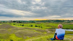 Menikmati Keindahan Savana Bukit Punggung Kuda di Bombana