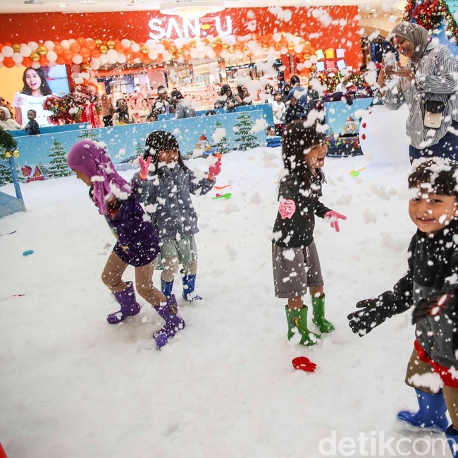 Libur Nataru, Wahana Salju Buatan Ramai Pengunjung