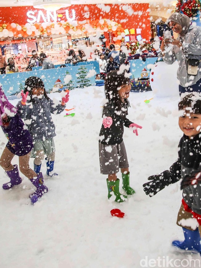 Libur Nataru, Wahana Salju Buatan Ramai Pengunjung