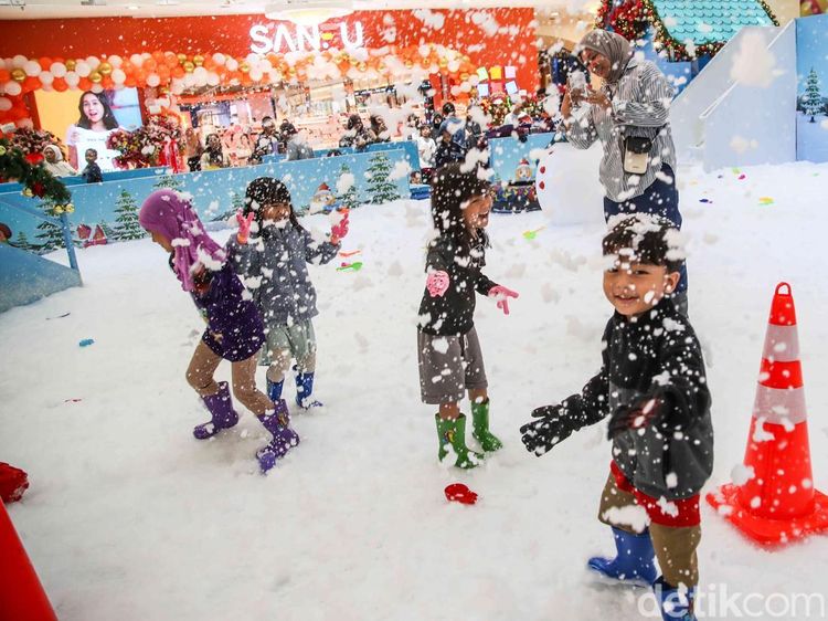 Libur Nataru, Wahana Salju Buatan Ramai Pengunjung