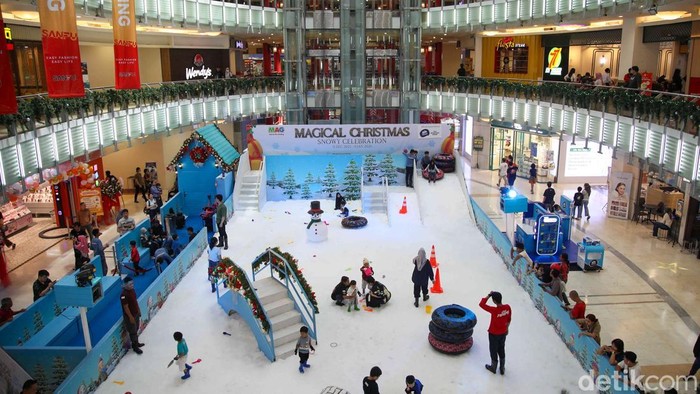 Sejumlah pegunjung bermain salju buatan di wahana Magical Chirstmas Snowy Celebration di Mal Artha Gading, Jakarta Utara, Sabtu (27/12/2025). Suasana pusat perbelanjaan berubah menjadi layaknya negeri musim dingin dengan hamparan salju putih, dekorasi pohon Natal berukuran besar, serta ornamen khas akhir tahun yang menghiasi hampir seluruh area wahana.