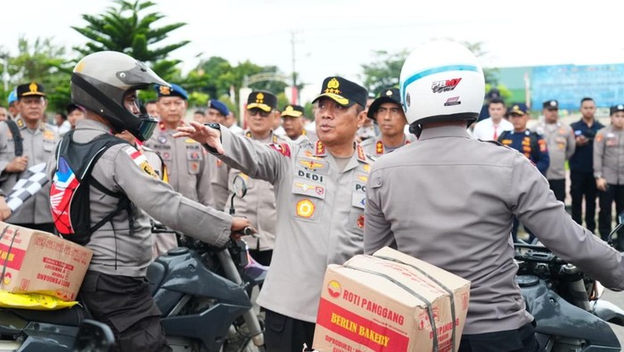 Wakapolri Tinjau Aceh Utara, Kerahkan Alat Berat hingga Salurkan Sembako