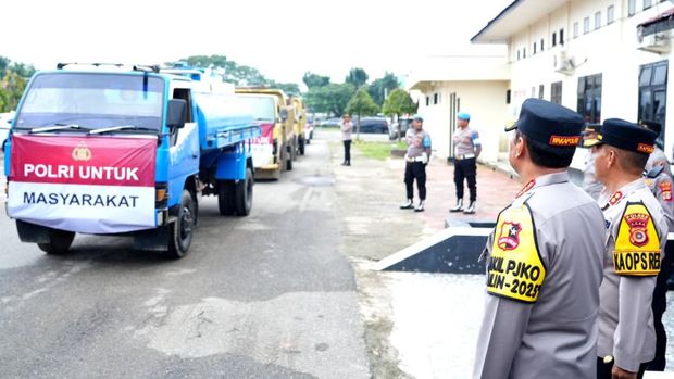 Wakapolri Komjen Dedi Prasetyo meninjau kondisi wilayah terdampak banjir di Kabupaten Aceh Utara, Provinsi Aceh, Sabtu (27/12/2025). (dok istimewa)