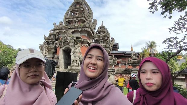 Wisatawan asal Bandung, Bunga, saat berkunjung ke TMII.