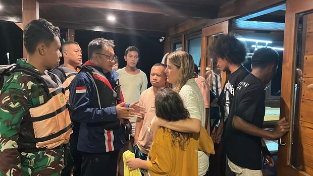 Wisatawan mancanegara yang dievakuasi dengan selamat dari pinisi tenggelam di Selat Pulau Padar, Taman Nasional Komodo, Labuan Bajo, Manggarai Barat, NTT, Jumat (26/12/2025) malam. (Foto: Dok. KSOP Labuan Bajo) Wisatawan mancanegara yang dievakuasi dengan selamat dari pinisi tenggelam di Selat Pulau Padar, Taman Nasional Komodo, Labuan Bajo, Manggarai Barat, NTT, Jumat (26/12/2025) malam. (Foto: Dok. KSOP Labuan Bajo)