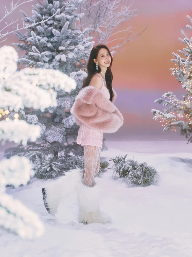 Dalam sejumlah foto yang dirilis, Yoona SNSD memancarkan visual dewi musim dingin. Berbalut mini dress pink berpayet, mantel bulu senada, serta furry boots putih di tengah hamparan salju. Foto: dok. SM Entertainment