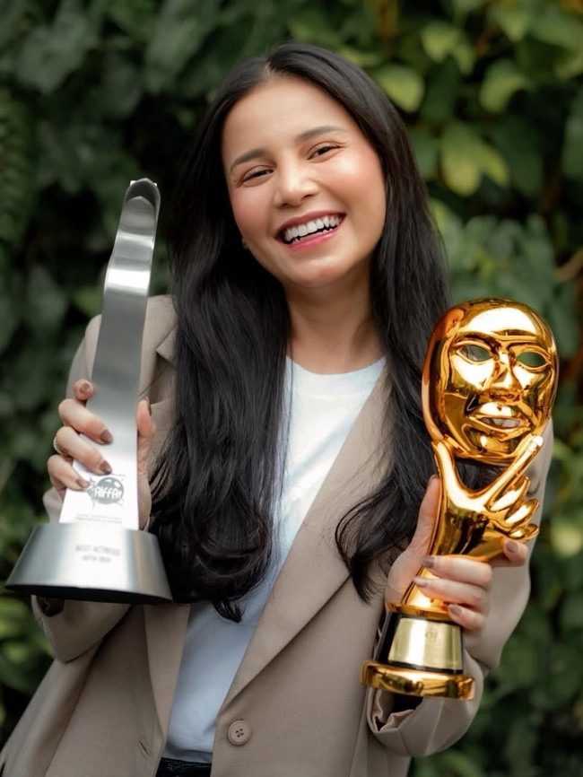 Yunita Siregar Raih Piala Usai 13 Tahun Berakting: Alhamdulillah!