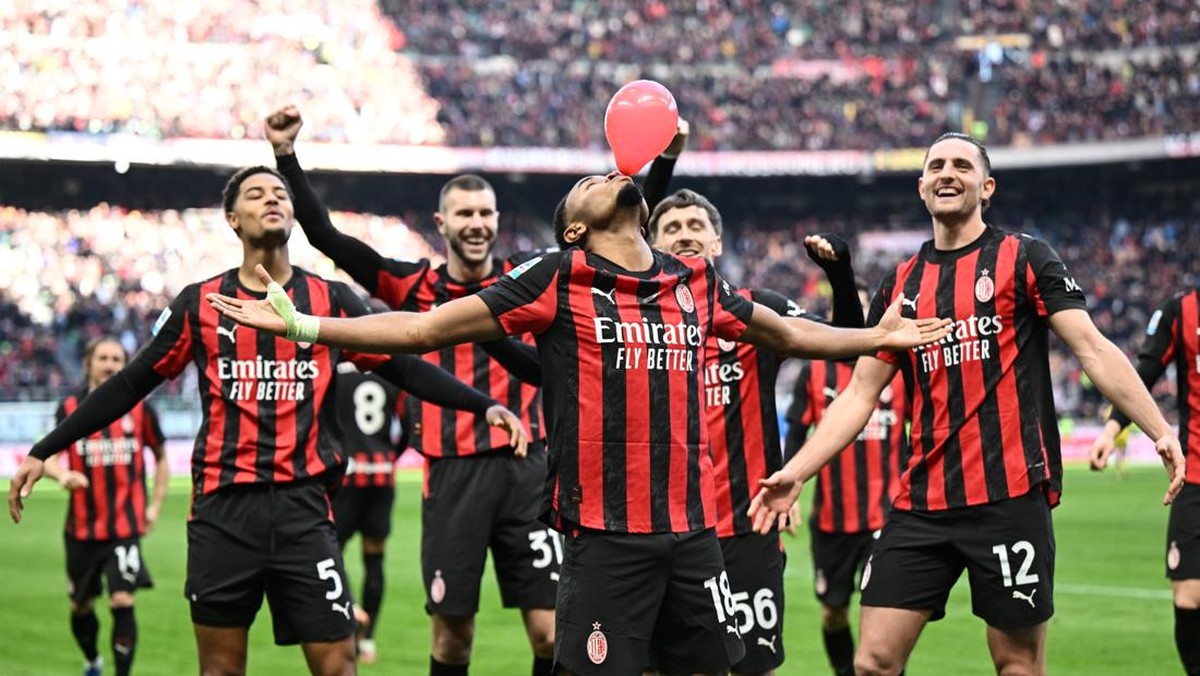 Nkunku (meniup balon merah) akhirnya mencetak gol di Serie A bersama Milan. Foto: Image Photo Agency/Getty Images