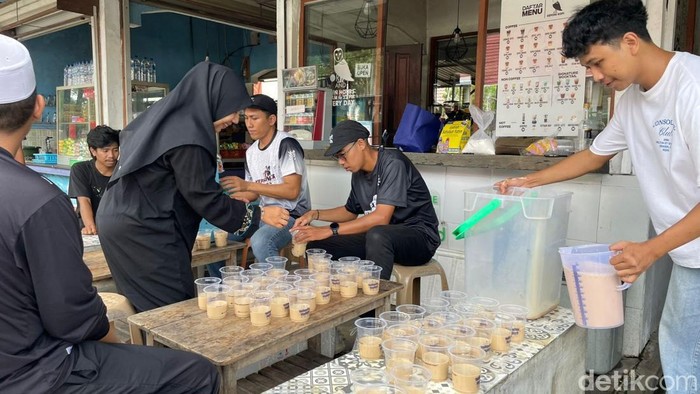 Acara 5 Rajab Sekumpul tak hanya menyedot banyak orang untuk datang, tapi juga menggugah para dermawan untuk berbagi kebaikan.