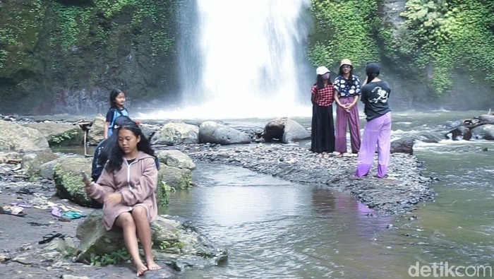 Sensasi Liburan Damai di Air Terjun Goa Gong