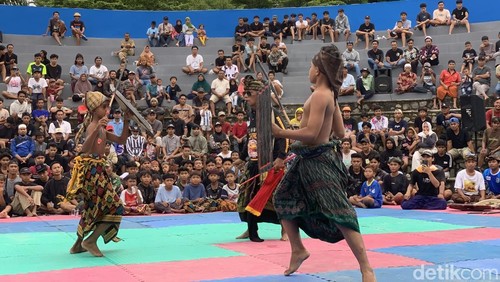 Ajang peresean antar anak digelar di Coloseum Taman Kota Giri Menang, Lombok Barat, Sabtu (27/12/2025). (M. Zahiruddin/detikBali)