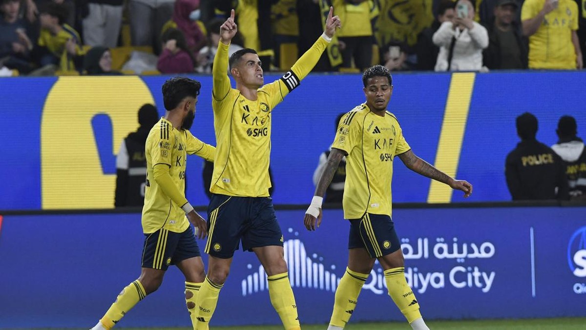 Cristiano Ronaldo bikin dua gol, Al Nassr menang 3-0 atas Al Akhdoud. (REUTERS/Stringer)